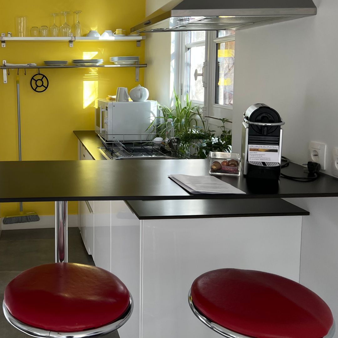 logement-location-appartement-buis-cuisine-bar-soleil-gal-chatillon